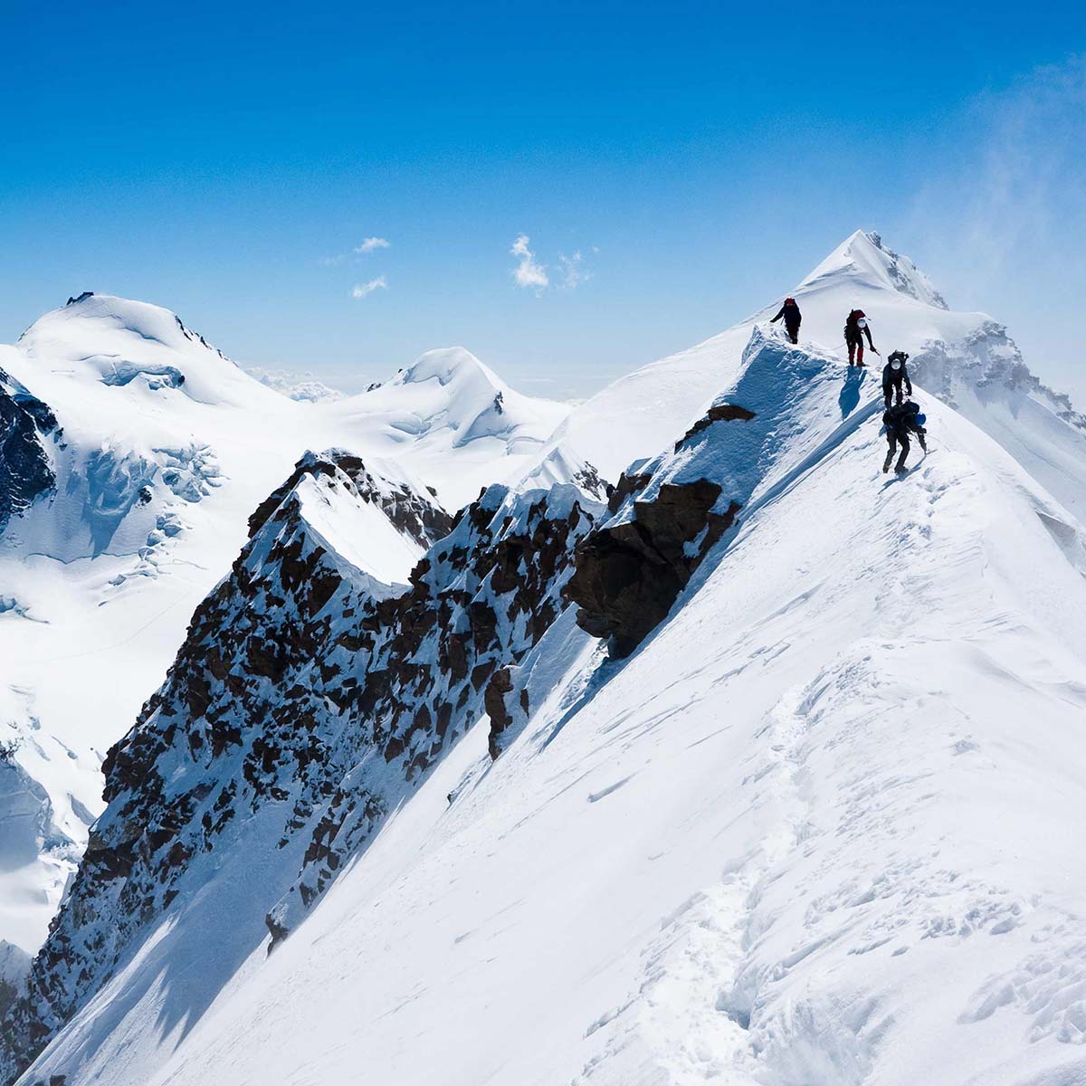 Person på bergstopp med utsikt över landskap – symbol för hållbar tillväxt, framtidstro och affärsstrategi